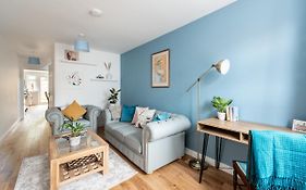 Dunstan House Luxury Holiday Home With Free Parking